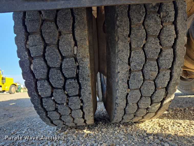 image for item EL5693 1999 Peterbilt 379 semi truck