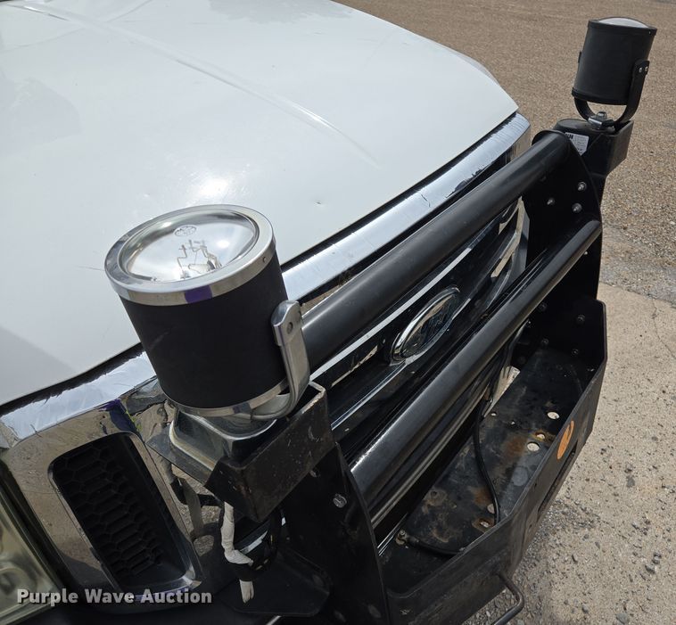 image for item EL5698 2006 Ford F550 Super Duty XLT bucket truck