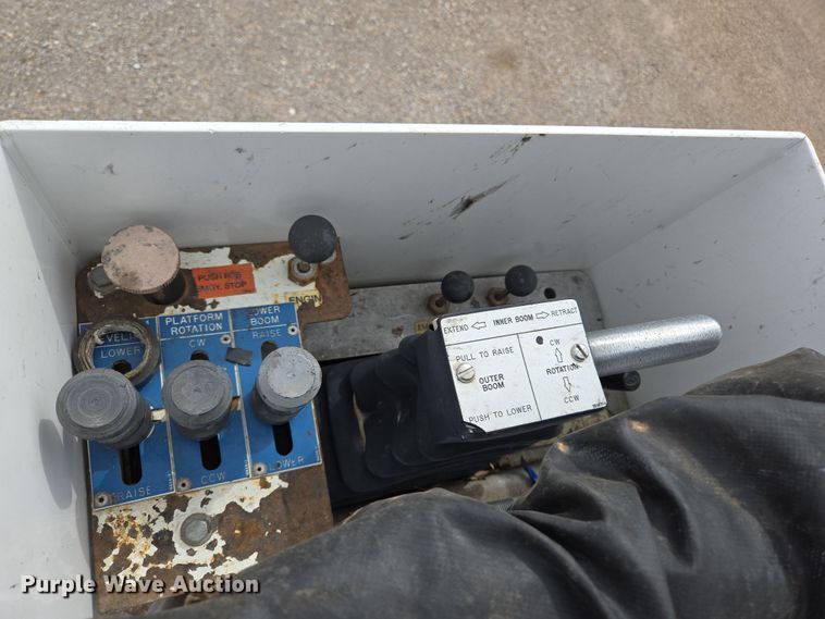 image for item EL5698 2006 Ford F550 Super Duty XLT bucket truck