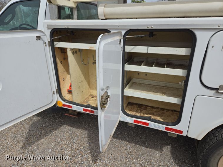 image for item EL5698 2006 Ford F550 Super Duty XLT bucket truck