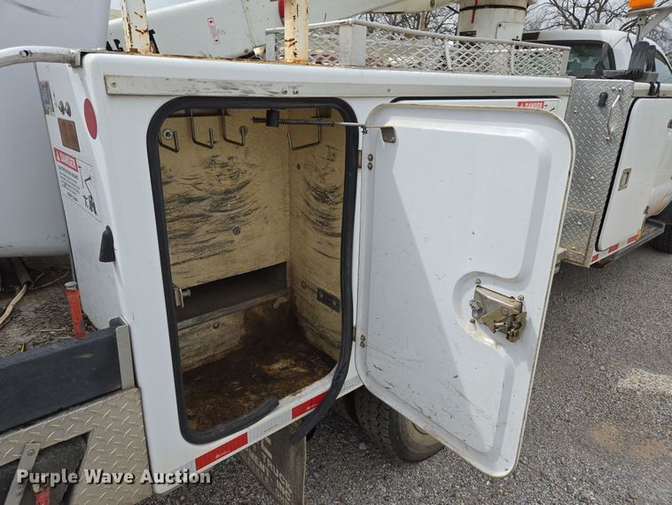 image for item EL5698 2006 Ford F550 Super Duty XLT bucket truck