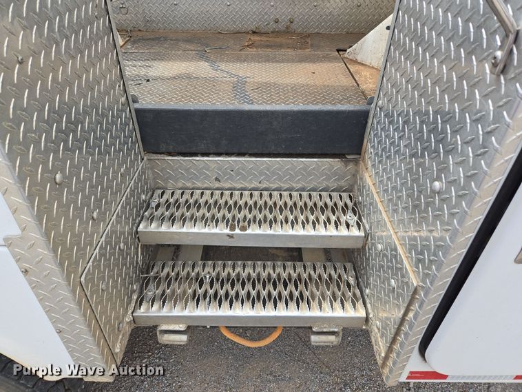 image for item EL5698 2006 Ford F550 Super Duty XLT bucket truck