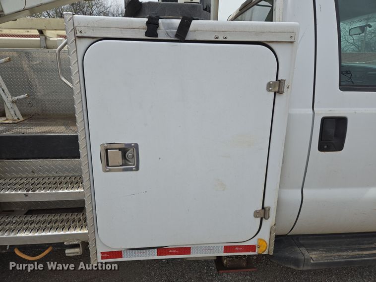 image for item EL5698 2006 Ford F550 Super Duty XLT bucket truck