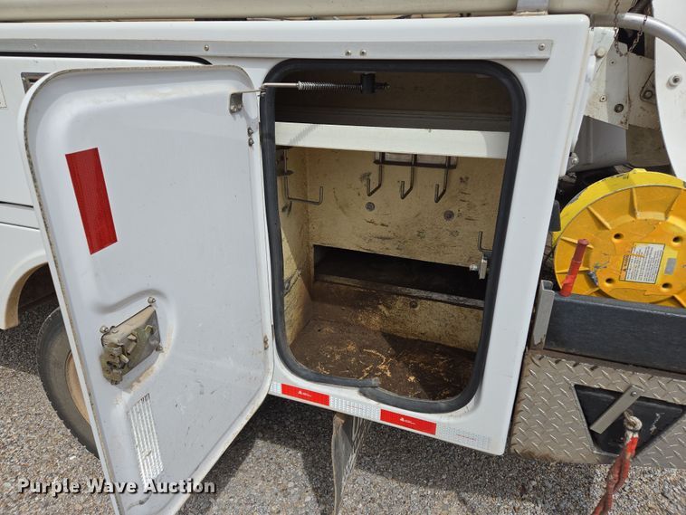 image for item EL5698 2006 Ford F550 Super Duty XLT bucket truck