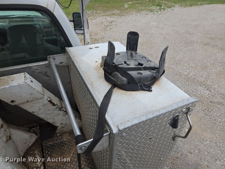 image for item EL5698 2006 Ford F550 Super Duty XLT bucket truck