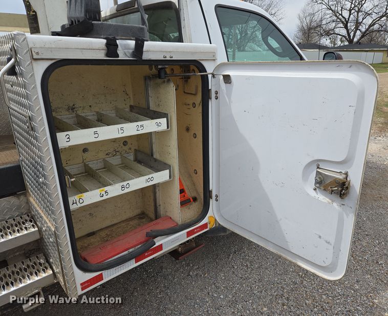 image for item EL5698 2006 Ford F550 Super Duty XLT bucket truck