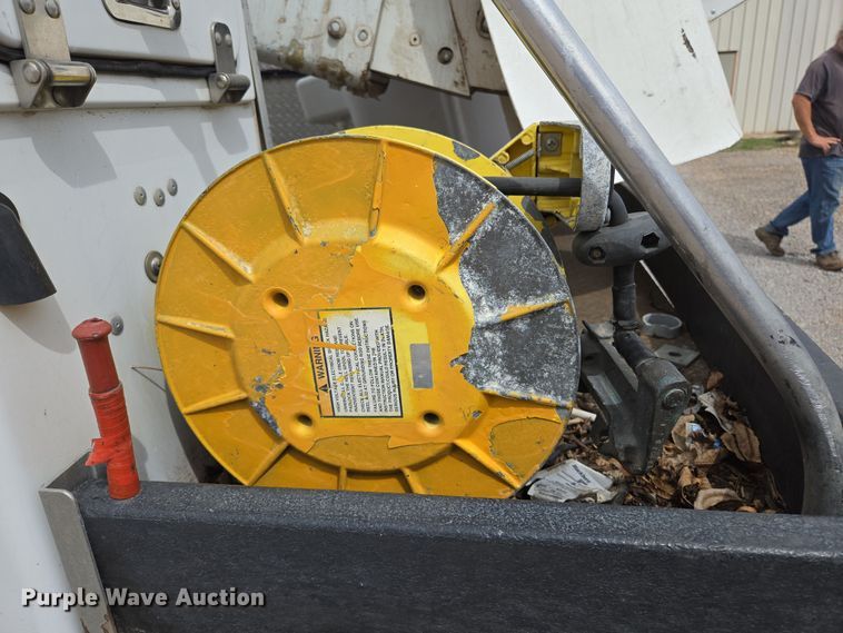 image for item EL5698 2006 Ford F550 Super Duty XLT bucket truck