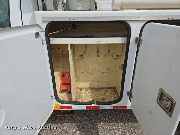 image for item EL5698 2006 Ford F550 Super Duty XLT bucket truck