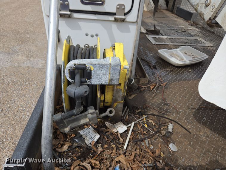 image for item EL5698 2006 Ford F550 Super Duty XLT bucket truck