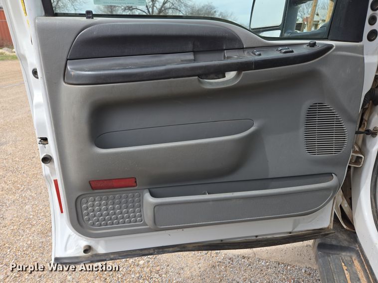 image for item EL5698 2006 Ford F550 Super Duty XLT bucket truck