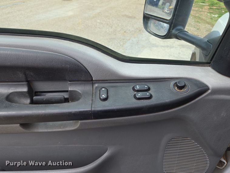 image for item EL5698 2006 Ford F550 Super Duty XLT bucket truck