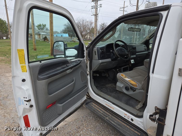 image for item EL5698 2006 Ford F550 Super Duty XLT bucket truck