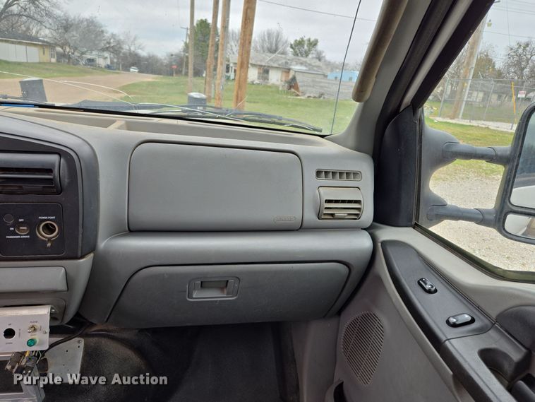 image for item EL5698 2006 Ford F550 Super Duty XLT bucket truck