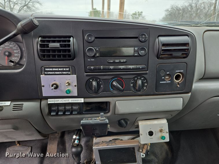 image for item EL5698 2006 Ford F550 Super Duty XLT bucket truck