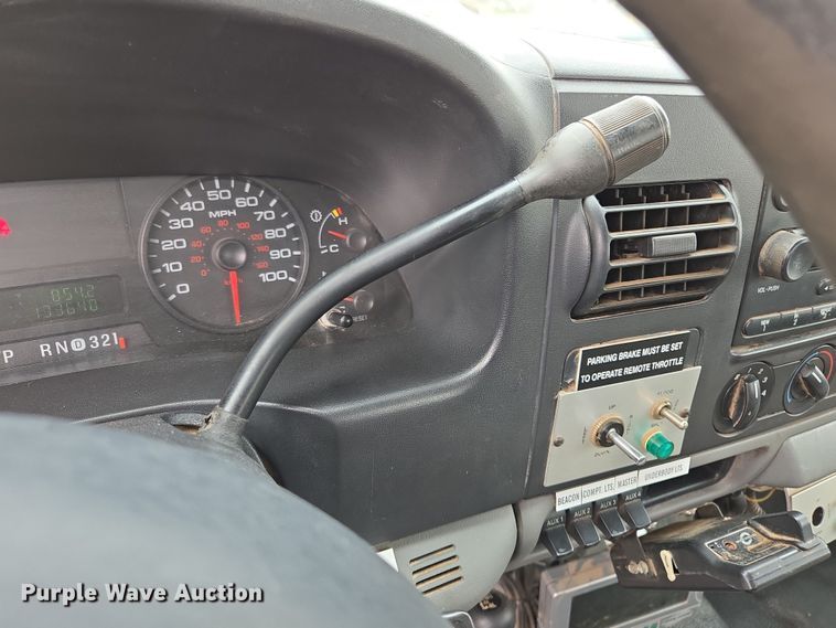 image for item EL5698 2006 Ford F550 Super Duty XLT bucket truck