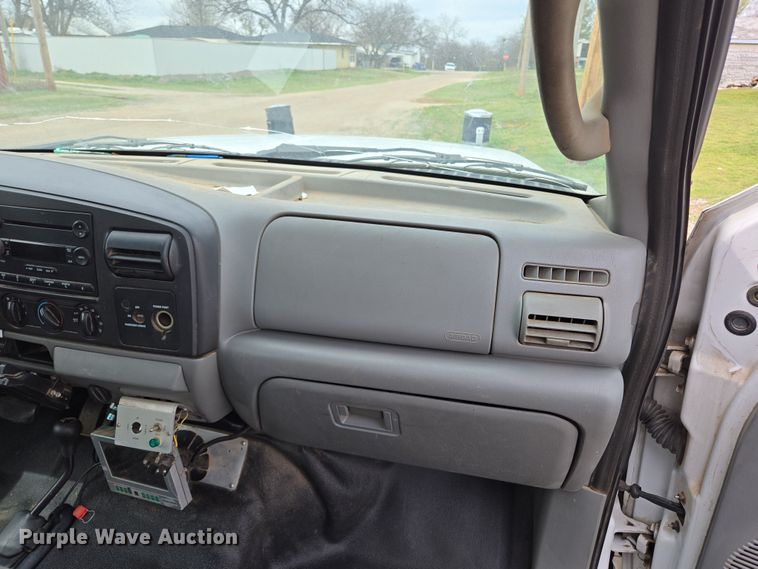 image for item EL5698 2006 Ford F550 Super Duty XLT bucket truck