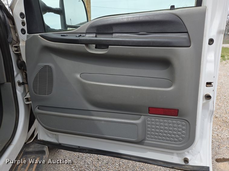 image for item EL5698 2006 Ford F550 Super Duty XLT bucket truck