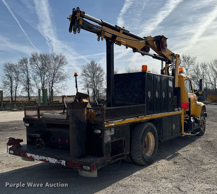 image for item EM3605 1998 International 4700 crane truck
