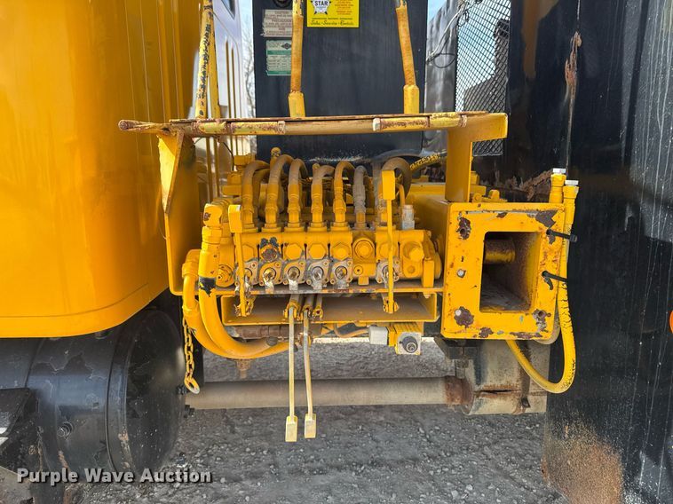 image for item EM3605 1998 International 4700 crane truck