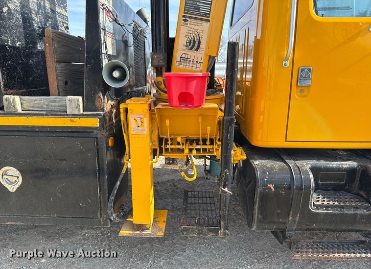 image for item EM3605 1998 International 4700 crane truck