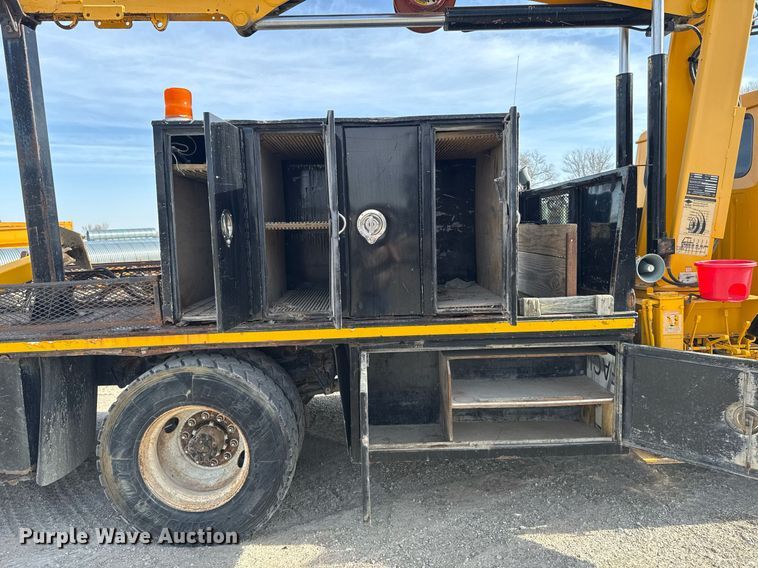 image for item EM3605 1998 International 4700 crane truck