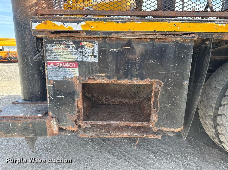 image for item EM3605 1998 International 4700 crane truck