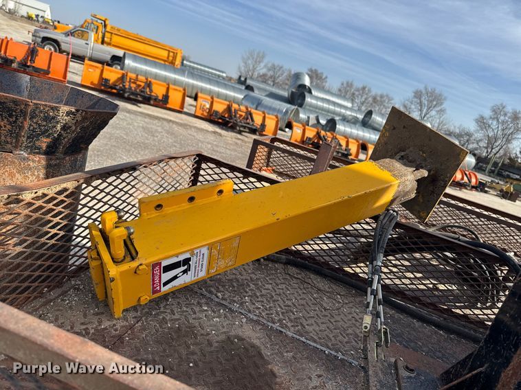 image for item EM3605 1998 International 4700 crane truck