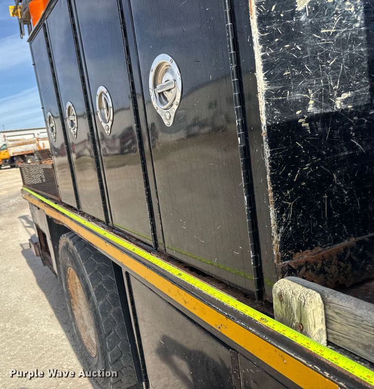 image for item EM3605 1998 International 4700 crane truck