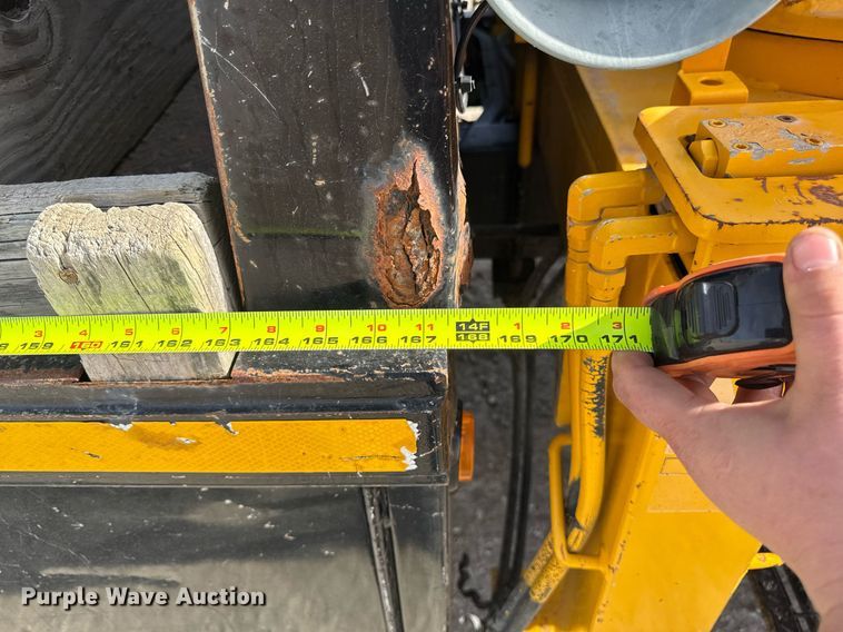 image for item EM3605 1998 International 4700 crane truck