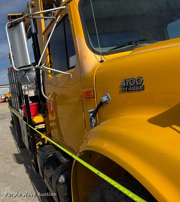 image for item EM3605 1998 International 4700 crane truck