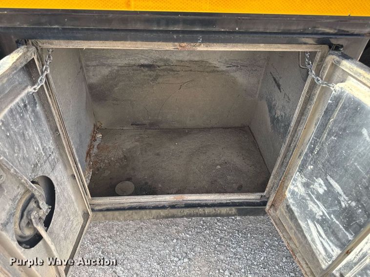 image for item EM3605 1998 International 4700 crane truck