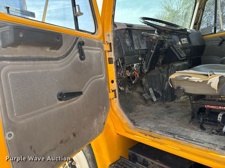 image for item EM3605 1998 International 4700 crane truck