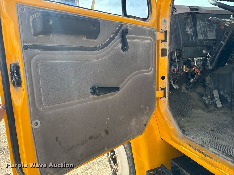 image for item EM3605 1998 International 4700 crane truck