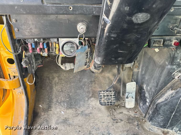 image for item EM3605 1998 International 4700 crane truck