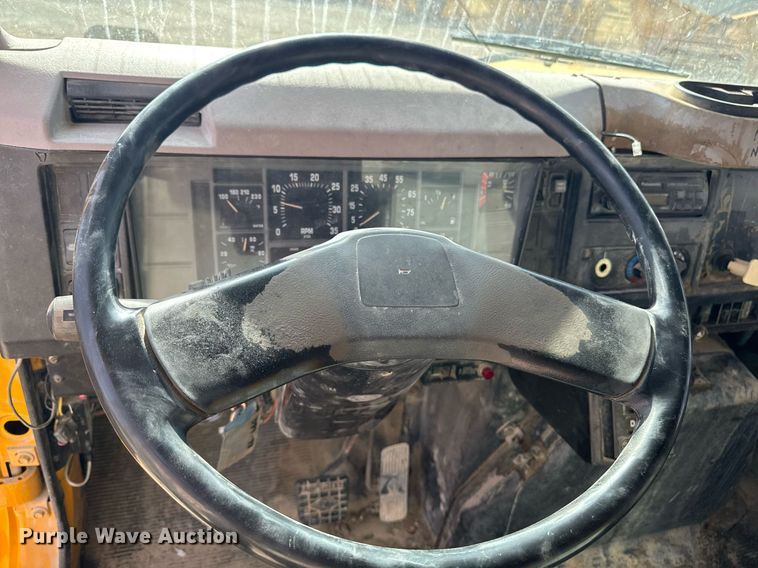 image for item EM3605 1998 International 4700 crane truck