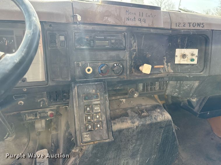 image for item EM3605 1998 International 4700 crane truck