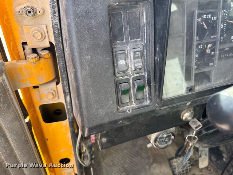 image for item EM3605 1998 International 4700 crane truck