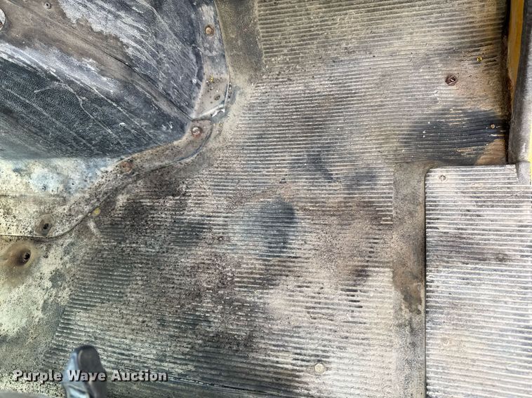 image for item EM3605 1998 International 4700 crane truck