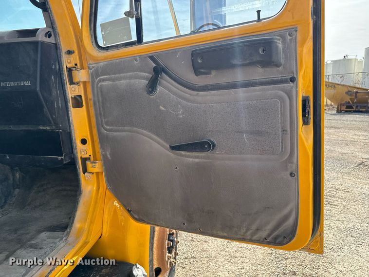 image for item EM3605 1998 International 4700 crane truck