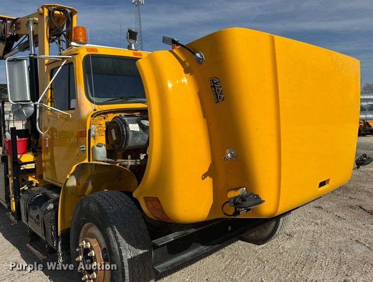 image for item EM3605 1998 International 4700 crane truck