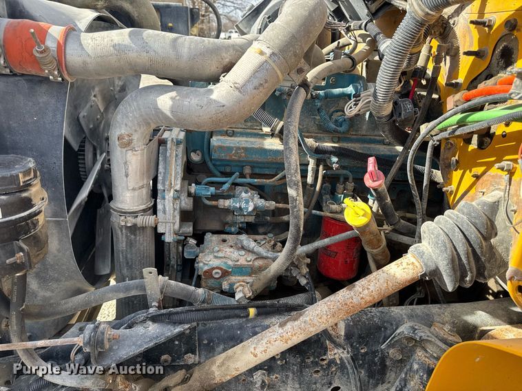 image for item EM3605 1998 International 4700 crane truck