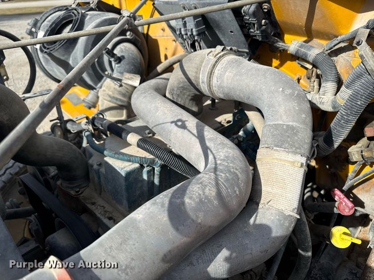 image for item EM3605 1998 International 4700 crane truck