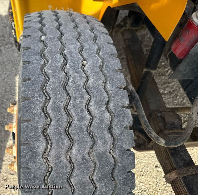 image for item EM3605 1998 International 4700 crane truck