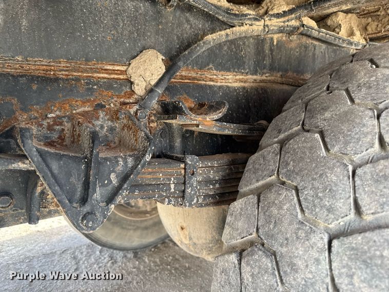 image for item EM3605 1998 International 4700 crane truck