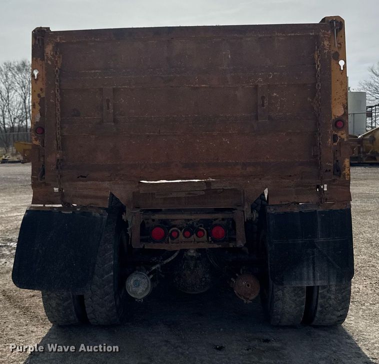 image for item EM3607 2001 International 4900 dump truck