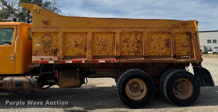 image for item EM3607 2001 International 4900 dump truck