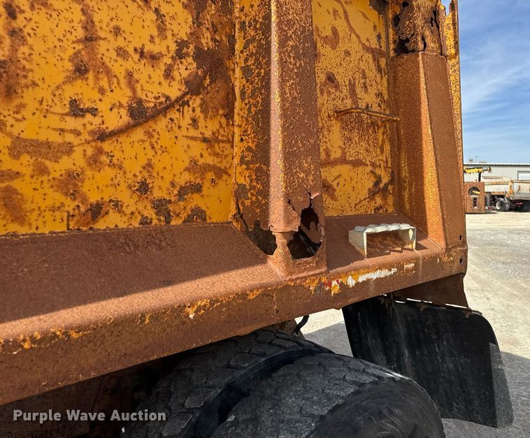 image for item EM3607 2001 International 4900 dump truck