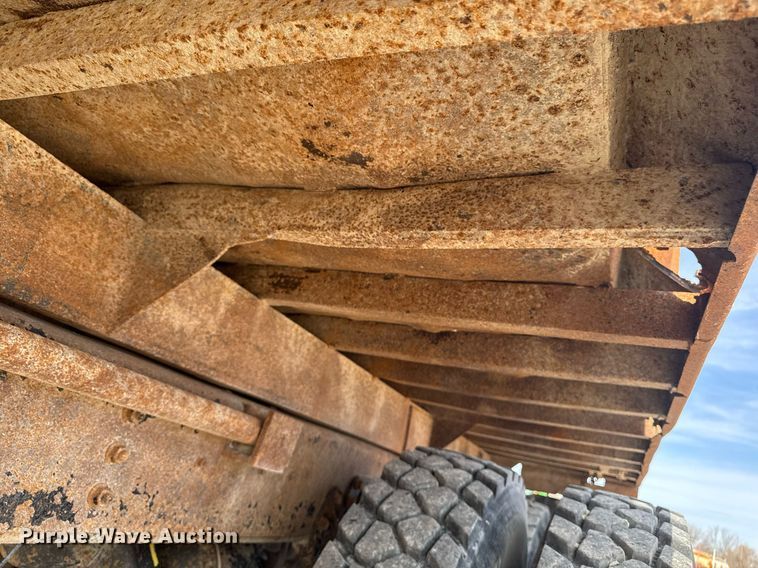 image for item EM3607 2001 International 4900 dump truck