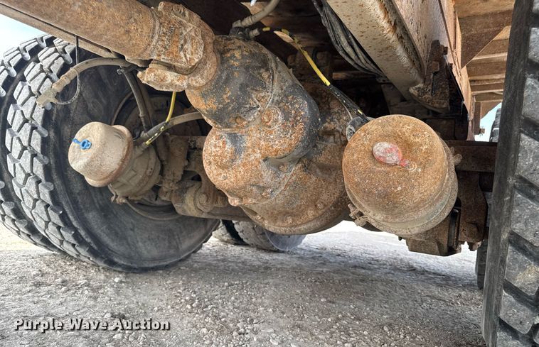 image for item EM3607 2001 International 4900 dump truck