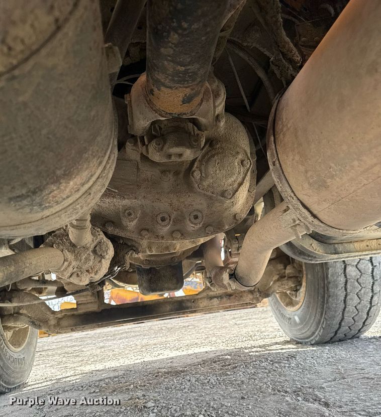 image for item EM3607 2001 International 4900 dump truck